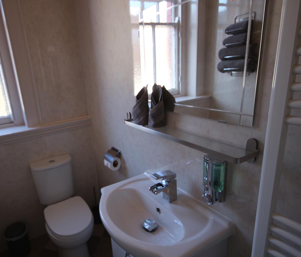 The Bank House Bed & Breakfast Кинлохлевън Екстериор снимка